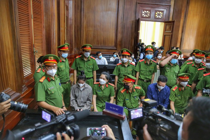 Hai đối tượng Nguyễn Võ Quỳnh Trang và Nguyễn Kim Trung Thái tại phiên tòa hôm 21/7. Ảnh: TL