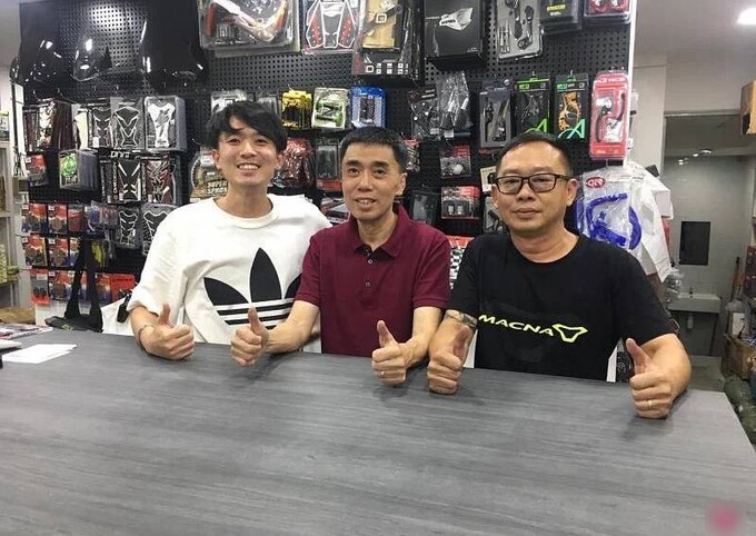 Ông Lim cùng con trai và nhân viên họ Xie. Ảnh: Asia One.