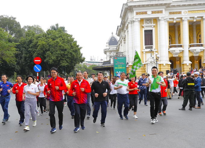 Vận động viên, người dân tham gia 'Ngày chạy Olympic vì sức khỏe toàn dân'. Ảnh: BTC