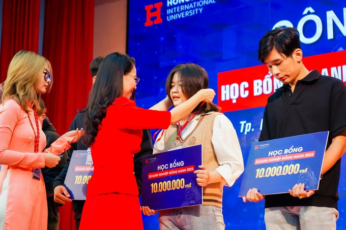 HIU trao học bổng với 500 doanh nghiệp đồng hành