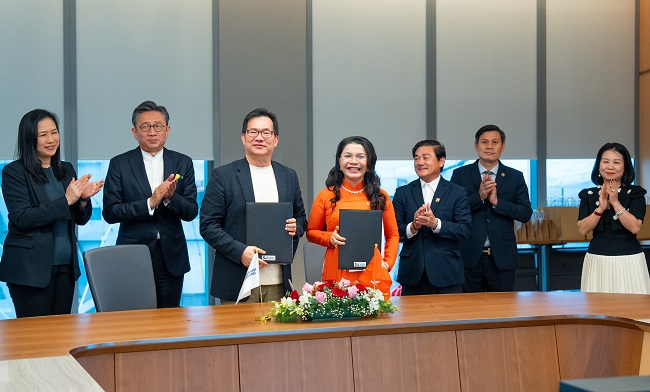 Bà Đặng Thị Kim Oanh - Chủ tịch KOG và Ông Sean Chiao - Tổng Giám đốc Điều hành Tập đoàn Surbana Jurong thực hiện ký kết hợp tác