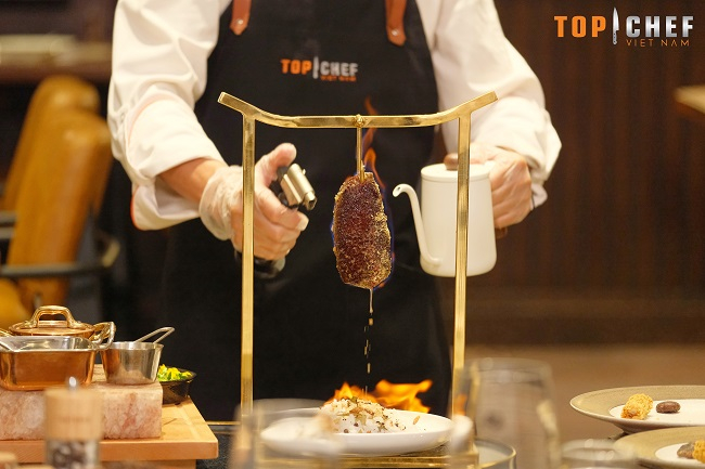 Chef Sơn Trúc trình diễn phục vụ món 'Bò chớm đông' làm từ lõi nạc vai Oyster Blade (4)