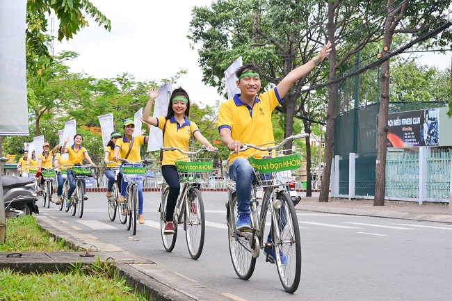 6-Các tình nguyện viên đạp xe xuống đường, tuyên truyền về chiến dịch bảo vệ môi trường