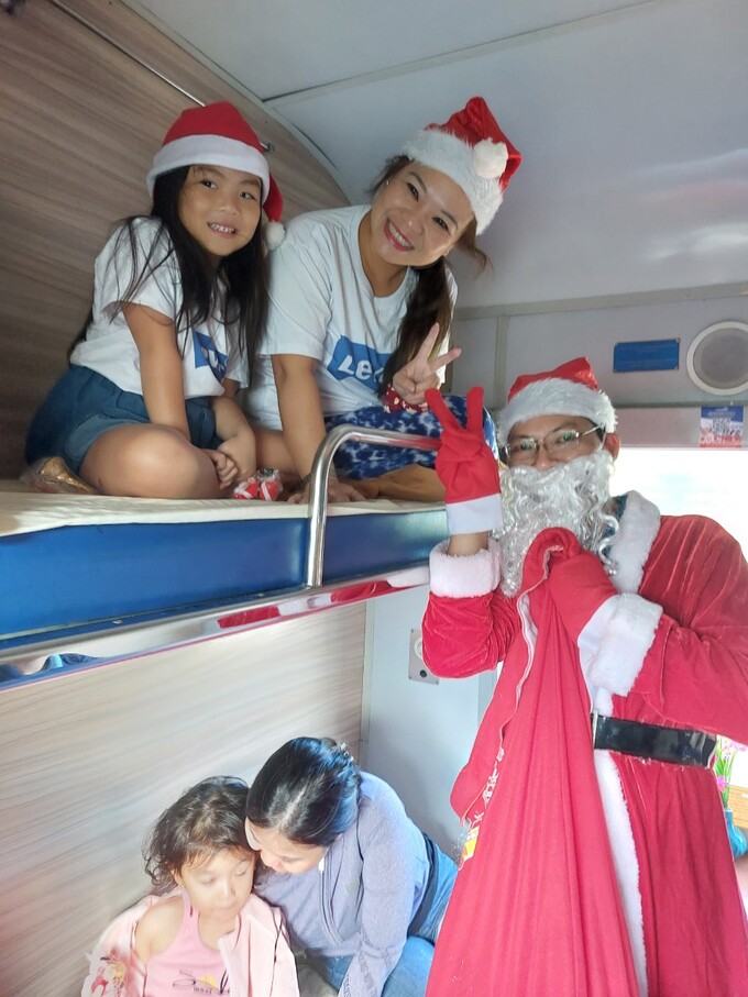 Đây là hoạt động thường niên của Công ty giúp hành khách cảm thấy vui vẻ và ấm áp hơn khi đi tàu vào dịp Giáng sinh.