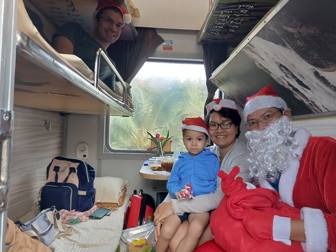 Hành khách từ trẻ em đến người lớn cũng như khách nước ngoài đều cảm thấy vui vẻ và ấm áp khi đi trên những chuyến tàu được trang trí đẹp cùng với ông già Noel đi phát quà.