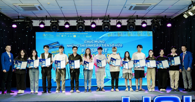 Những thí sinh đầu tiên nhận “passport độc quyền” của Hoa Sen Go Global.