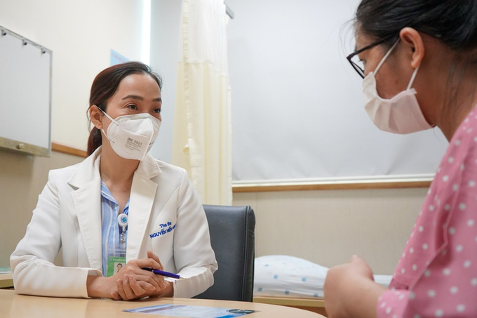 ThS BS. Nguyễn Hiền Minh tư vấn tiêm chủng cho thai phụ tại BV ĐHYD TPHCM