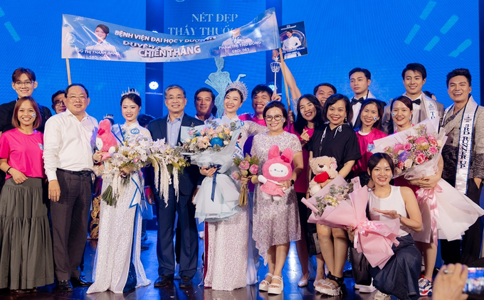 PGS TS BS. Nguyễn Hoàng Bắc đã đến cổ vũ, gửi lời chúc tốt đẹp đến các thí sinh. Đội cổ vũ của Bệnh viện đạt giải “Tập thể cổ vũ xuất sắc nhất”