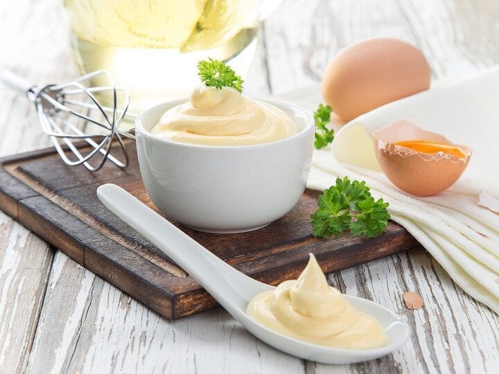 Tự làm sốt Mayonnaise tại nhà, bạn có thể dễ dàng sáng tạo theo khẩu vị riêng của mình. (Ảnh: Mytour)