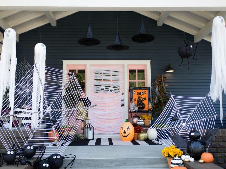 Khung cảnh trang trí Halloween huyền bí trước cửa nhà. (Ảnh: HGTV2)