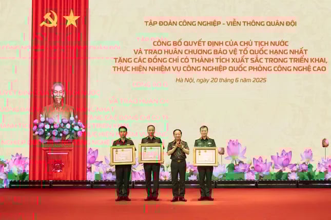 Chủ tịch nước tặng thưởng Huân chương bảo vệ Tổ quốc hạng Nhất cho các lãnh đạo tập đoàn Viettel ảnh 1