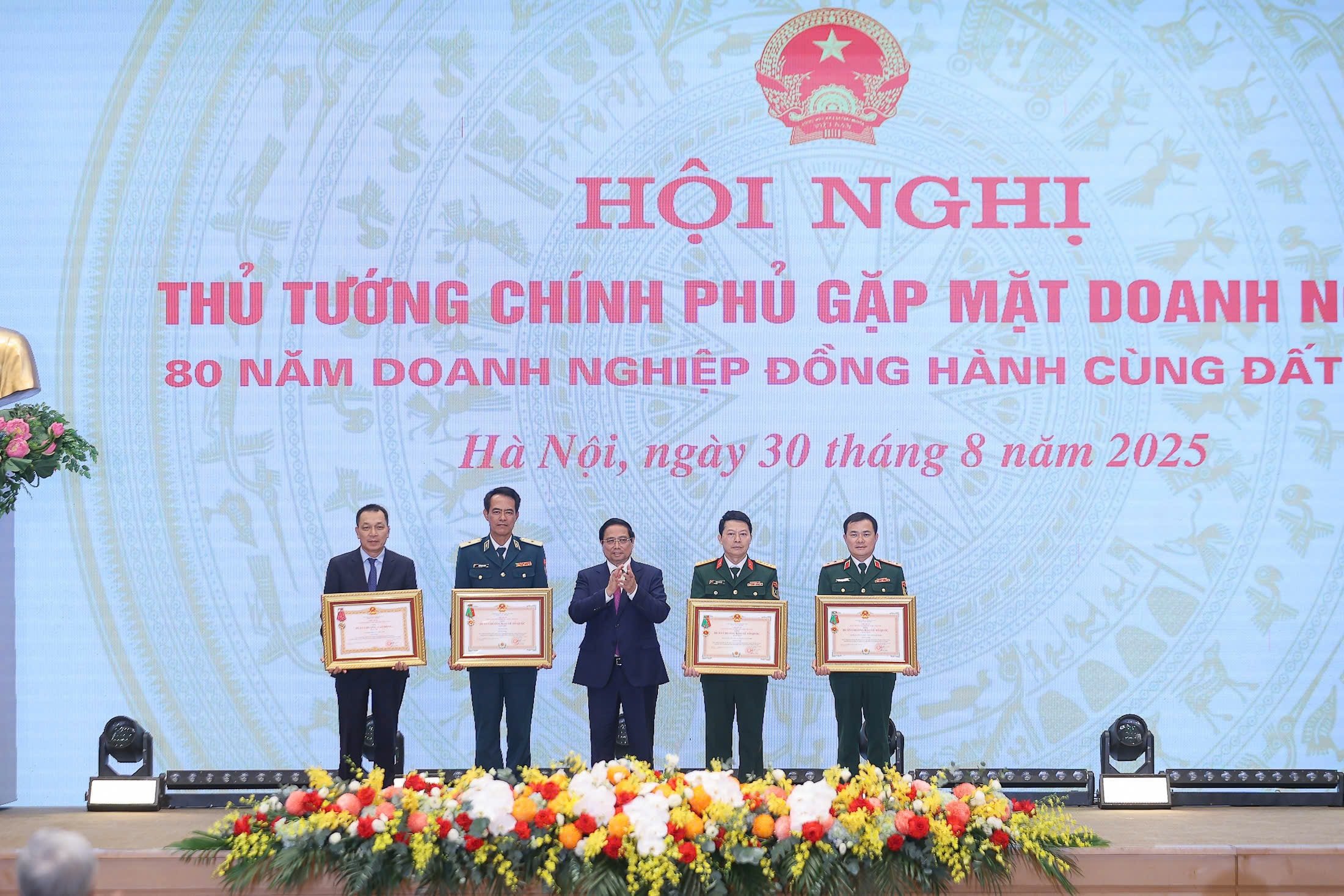 Tap doan Viettel vinh du nhan Huan chuong bao ve To quoc - Ảnh Nhật Bắc