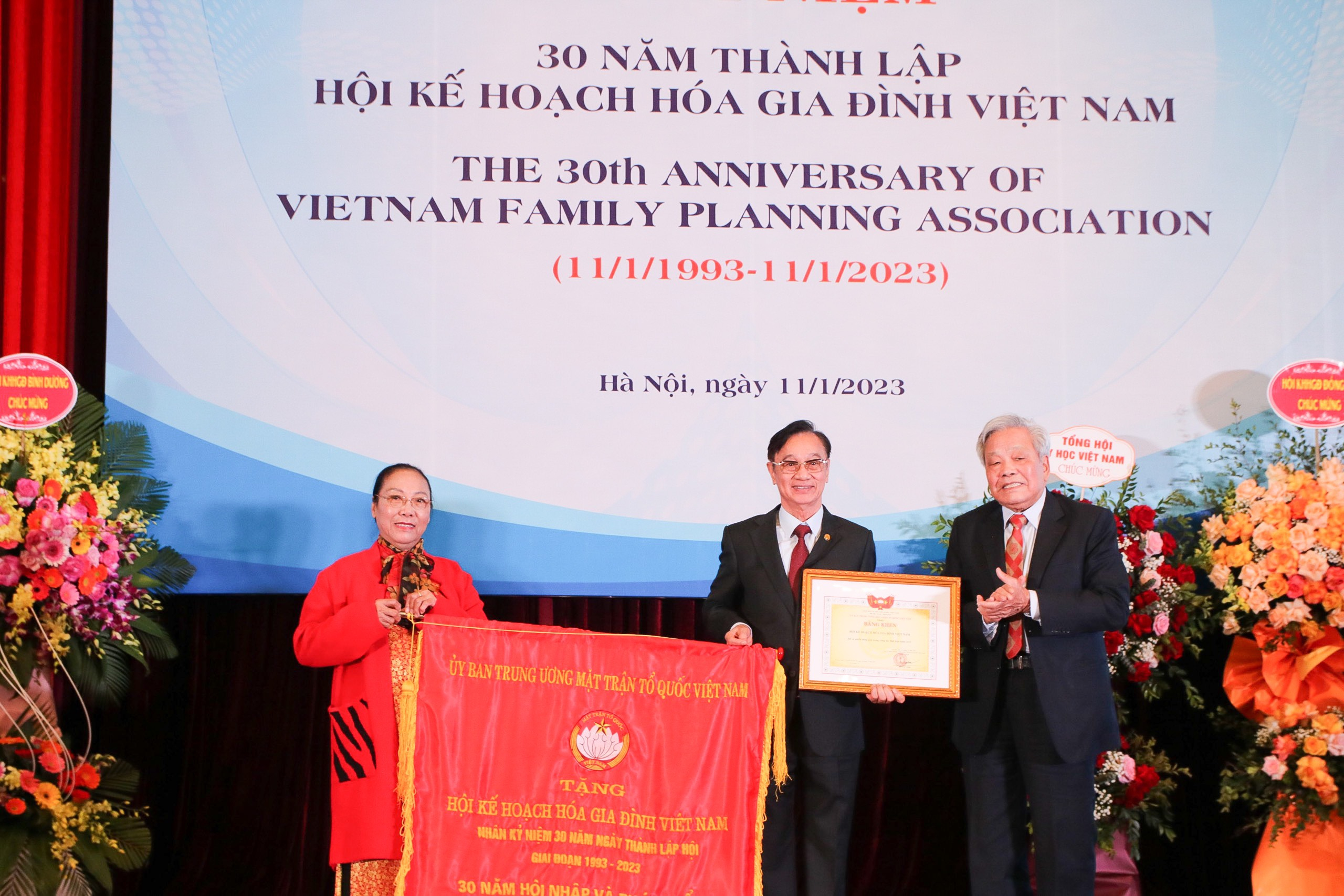Ủy ban Trung ương Mặt trận Tổ quốc Việt Nam trao tặng bằng khen cho Hội KHHGĐ Việt Nam 