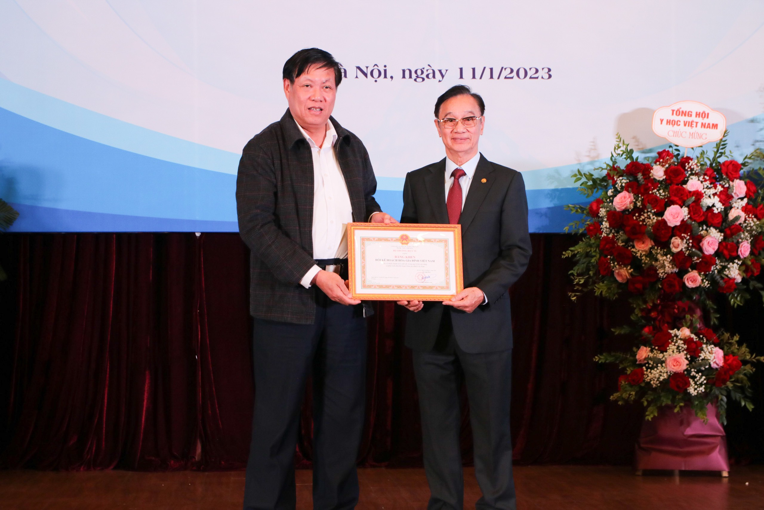 Thứ trưởng Bộ Y tế Đỗ Xuân Tuyên trao tặng bằng khen cho Hội KHHGĐ Việt Nam 