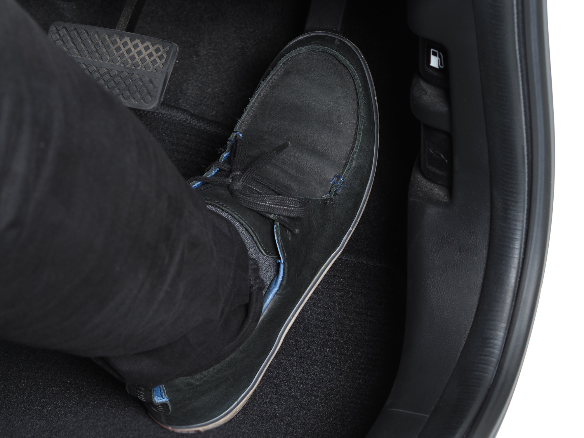 Nên lựa chọn giày dép phù hợp khi lái xe để đảm bảo an toàn. 