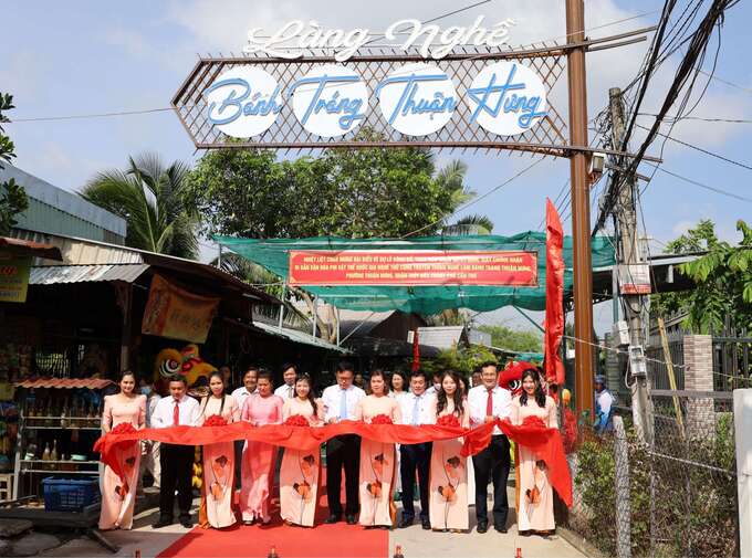 Các đại biểu cắt băng khánh thành ra mắt cổng chào Làng nghề bánh tráng Thuận Hưng. 