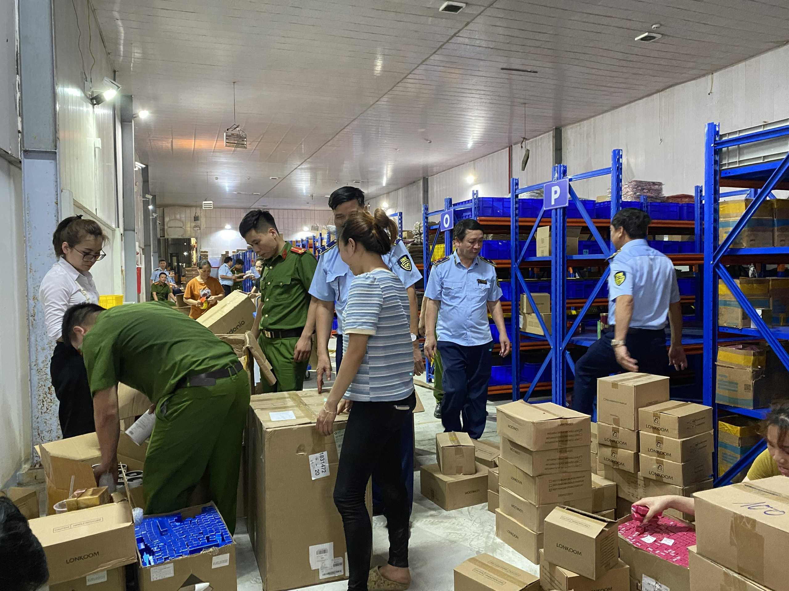 Lực lượng chức năng tiến hành kiểm tra kho hàng tại Bắc Ninh. 
