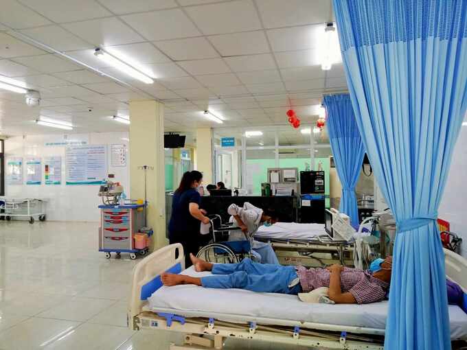 Đoàn du khách ở Hà Nội đã phải nhập viện cấp cứu sau khi ăn đêm ở Đà Nẵng 