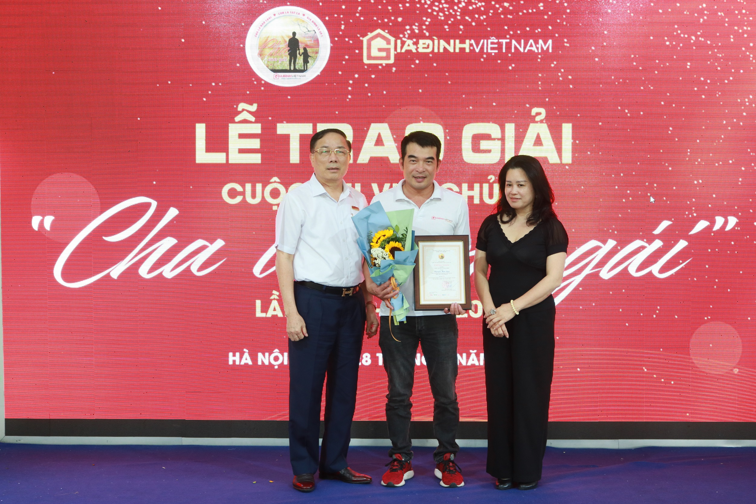 GS. TS Nguyễn Văn Đệ - Chủ tịch Hiệp hội Bệnh viện tư nhân Việt Nam và nhà văn, nhà báo Võ Hồng Thu trao thưởng cho đại diện các tác giả đạt giải Ba cuộc thi. 