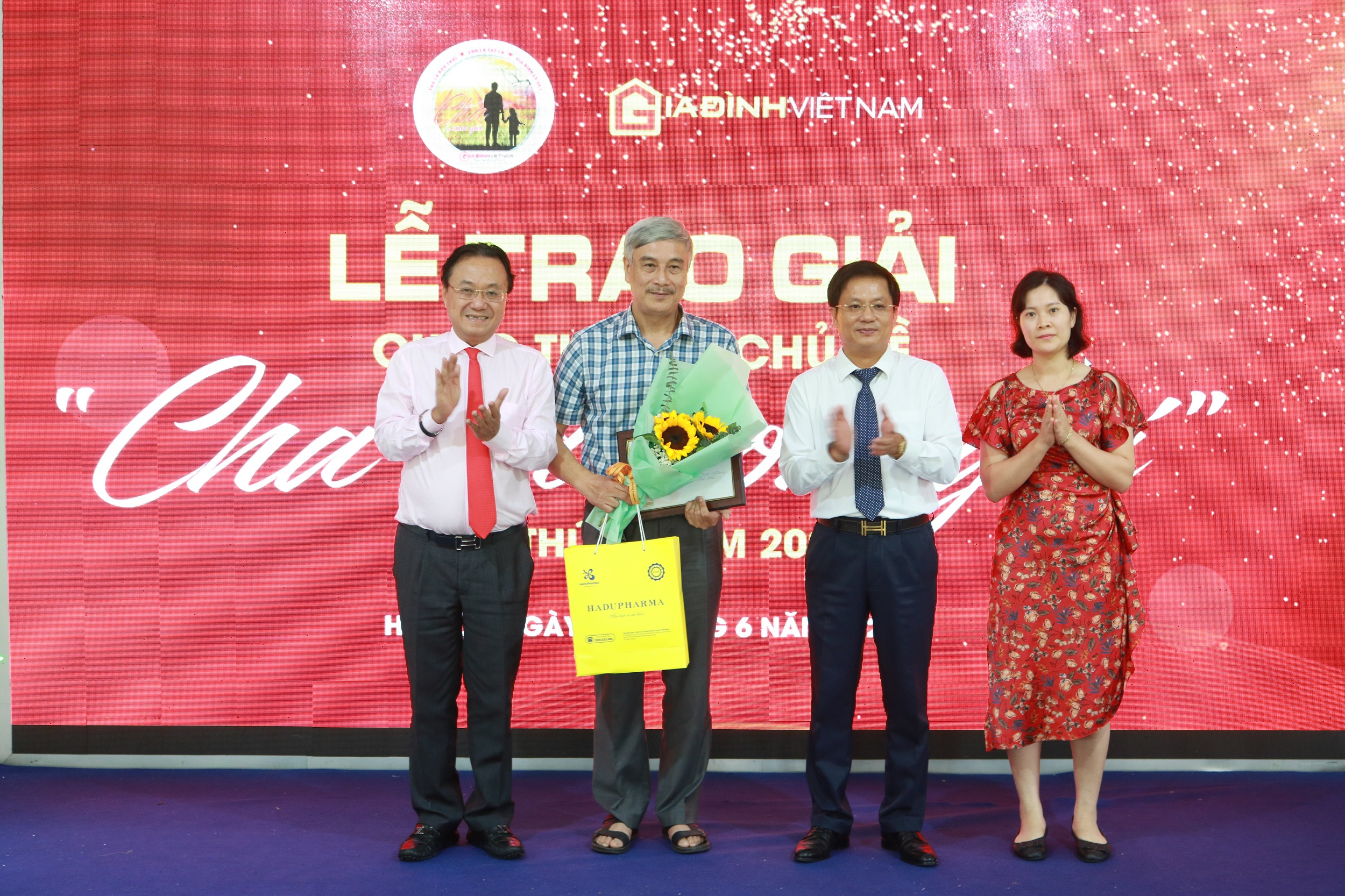 Nhà thơ Hồng Thanh Quang và Nhà báo Hồ Minh Chiến trao giải Nhất cho tác giả Trần Việt Trung với tác phẩm 'Giao cảm'. 