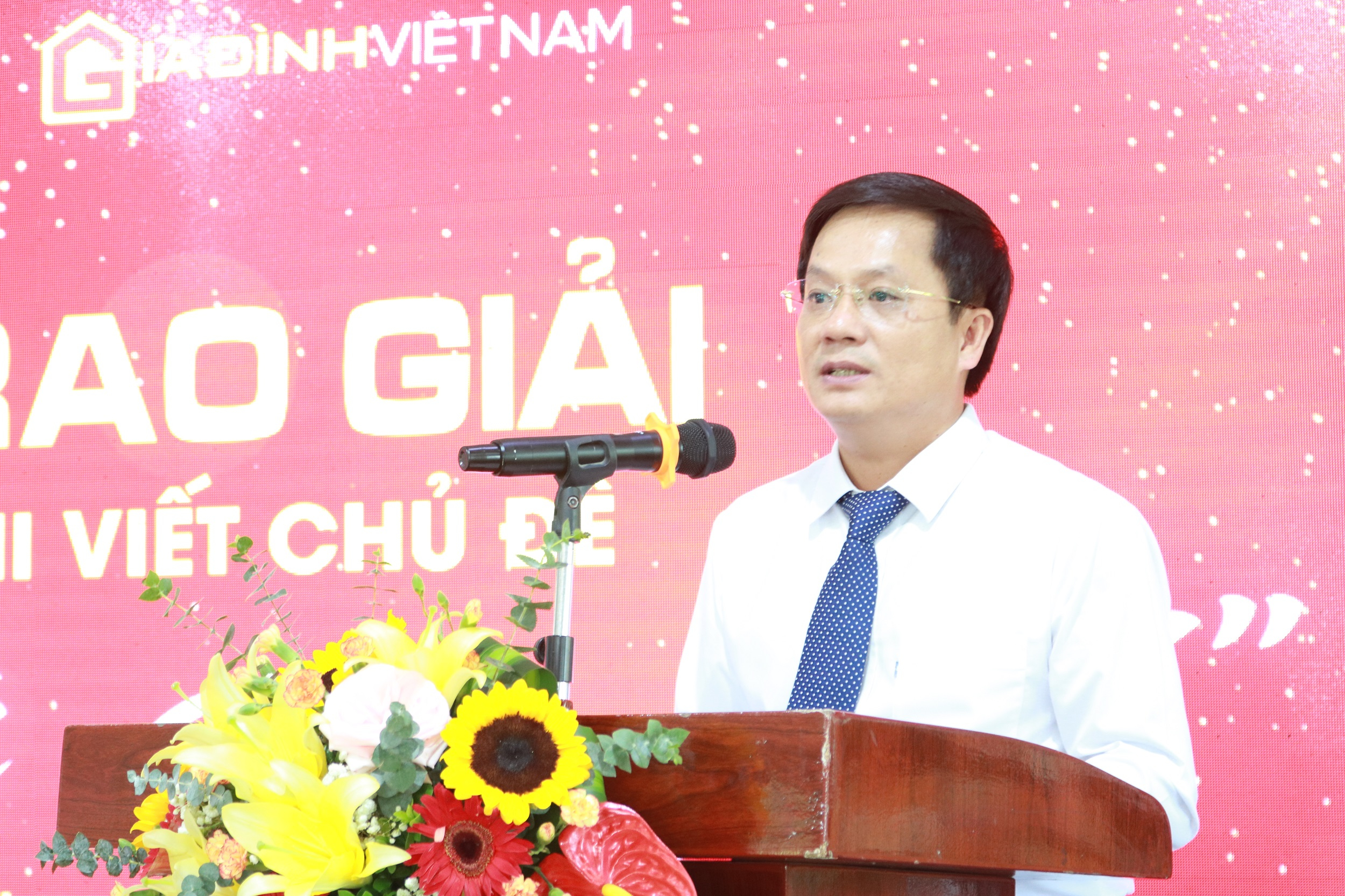 Nhà báo Hồ Minh Chiến phát biểu tại lễ tổng kết và trao giải cuộc thi viết 'Cha và con gái'. 