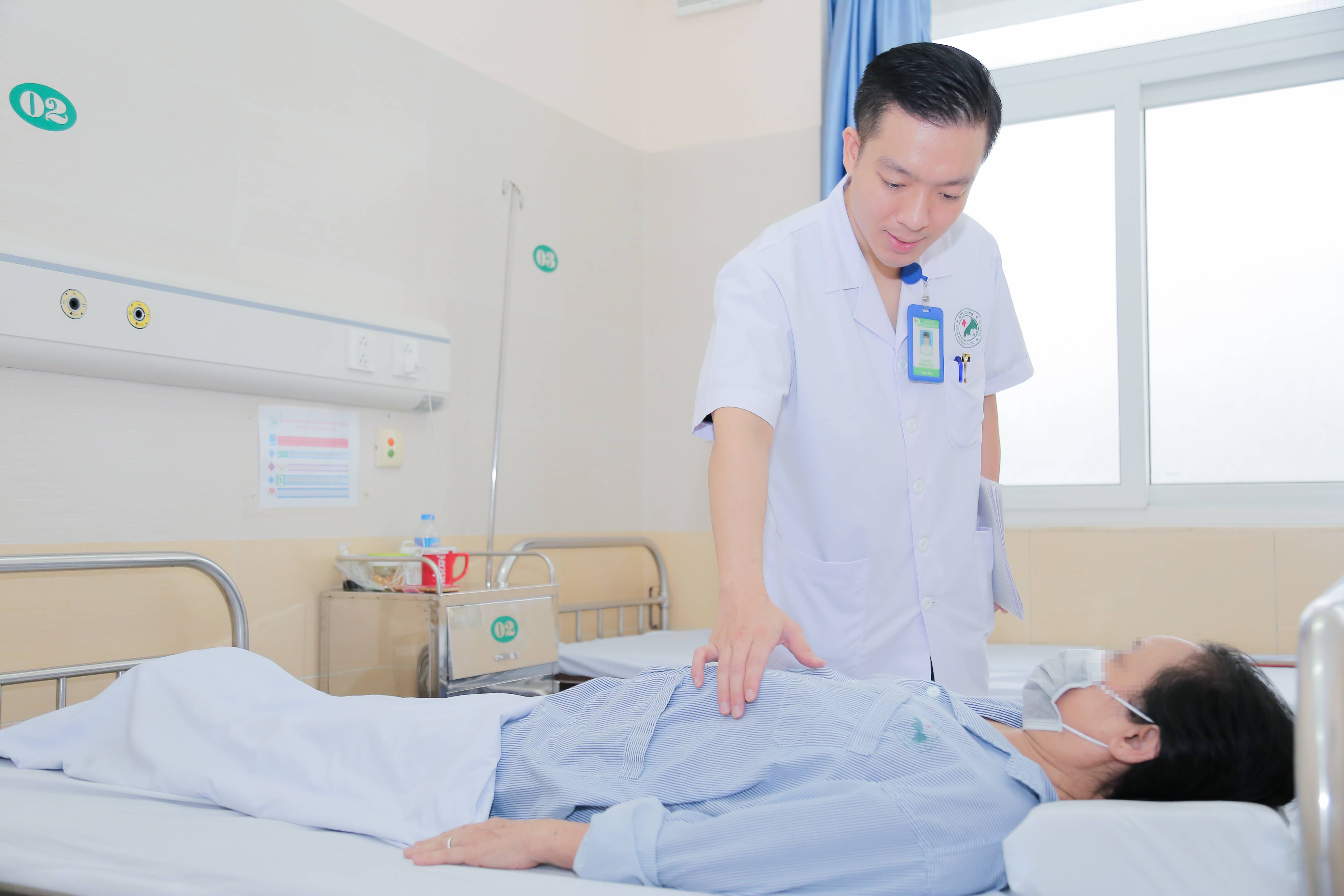 Bác sĩ Phạm Duy Linh thăm khám lại cho bệnh nhân (Ảnh: BSCC) 