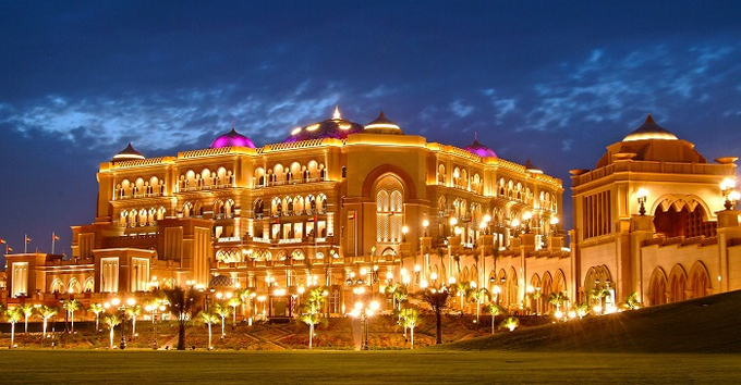 Khách sạn Emirates Palace đẹp lộng lẫy nguy nga khi đêm xuống 