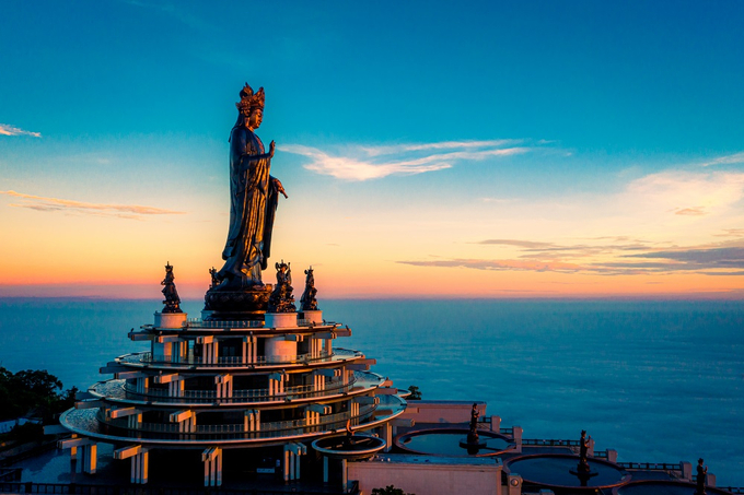 Tượng Phật Bà Tây Bổ Đà Sơn trên đỉnh núi Bà Đen. Ảnh Nguyễn Minh Tú 