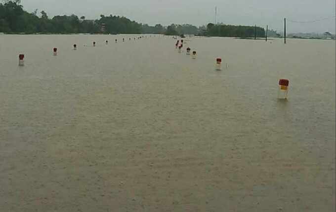 Đoạn QL49 đi qua xã Phong Bình bị ngập sâu 