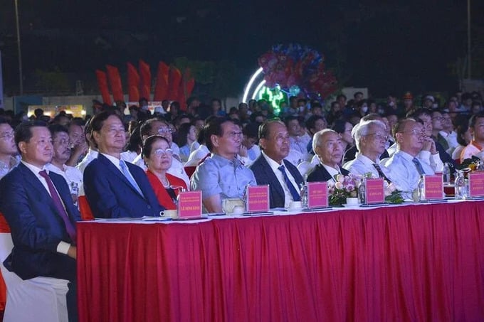 Lãnh đạo và nguyên lãnh đạo chính phủ dự Khai mạc Festival Tôm Cà Mau. 