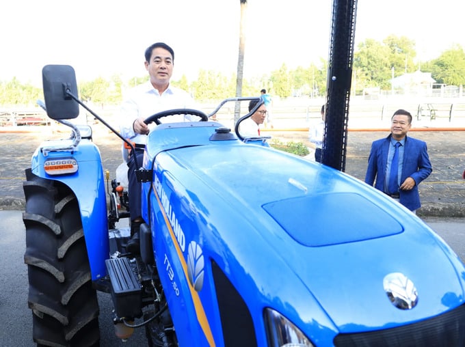 Ông Nghiêm Xuân Thành - Ủy viên BCH Trung ương Đảng, Bí thư Tỉnh ủy Hậu Giang trải nghiệm máy móc thiết bị trung bày tại Con đường Lúa Gạo Việt Nam. 