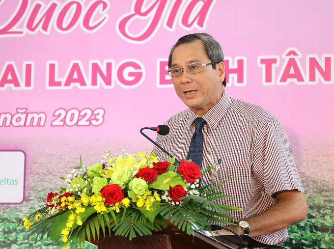 Ông Phan Văn Giàu - Giám đốc Sở Văn hóa, Thể thao và Du lịch tỉnh Vĩnh Long phát biểu khai mạc. 