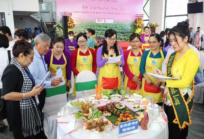 Ban tổ chức tiến hành chấm thi Ẩm thực và trưng bày, quảng bá sản phẩm khoai lang Bình Tân. 