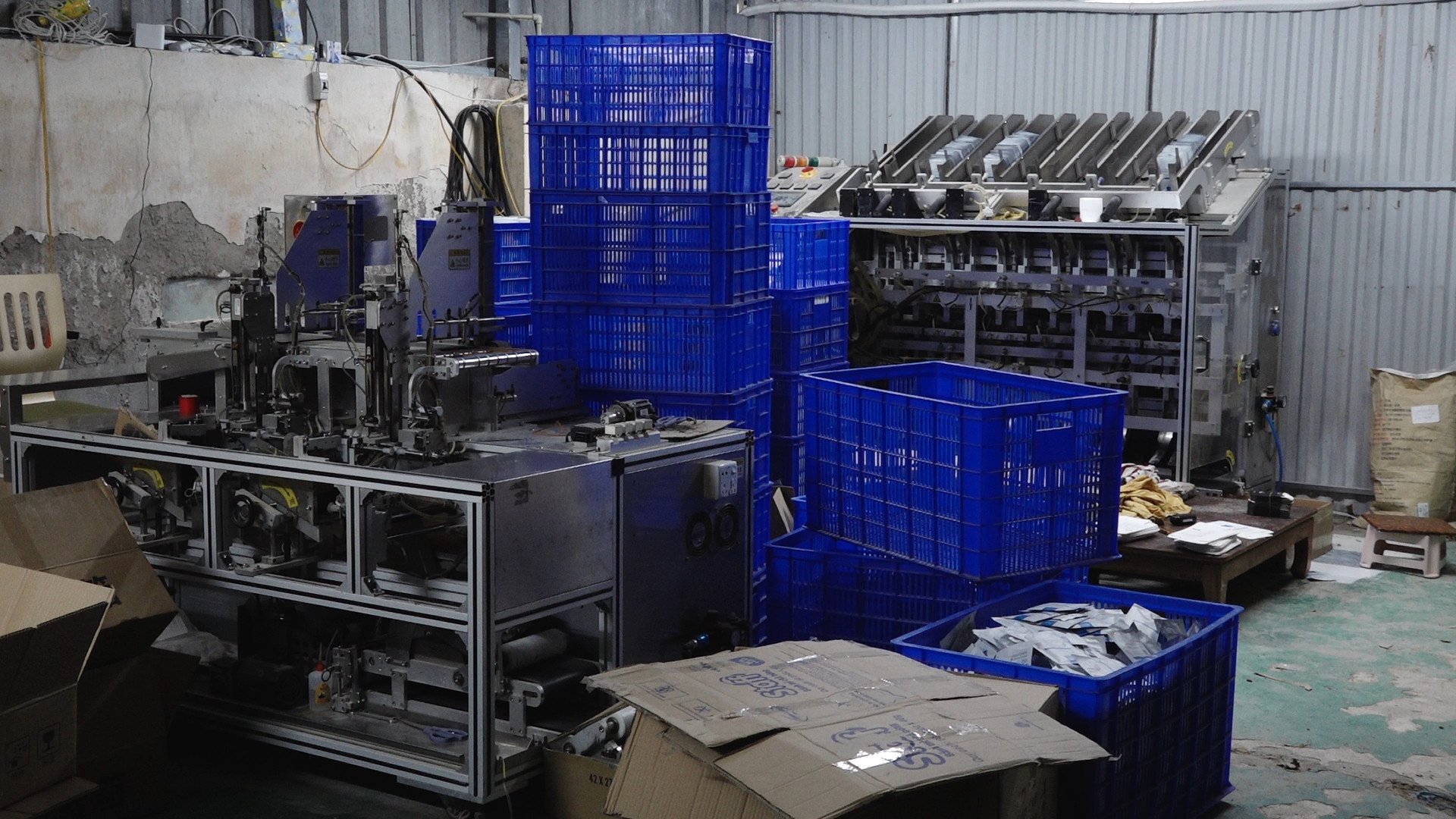 Máy móc, thiết bị dùng cho việc đóng gói, gia công sản phẩm bị lực lượng chức năng phát hiện. 