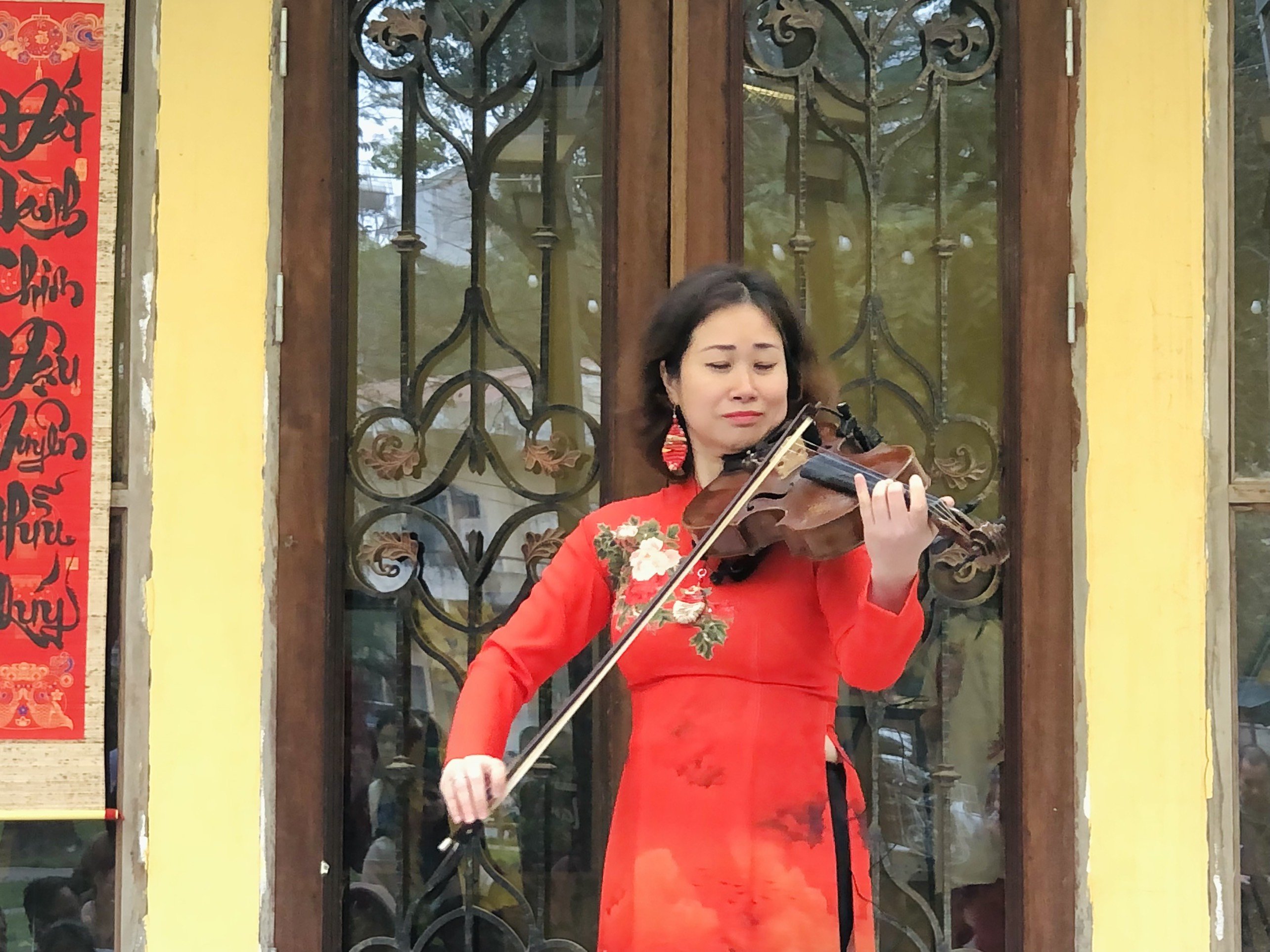 Nghệ sỹ Viola quốc tế Nguyệt Thu biểu diễn tại chương trình. 