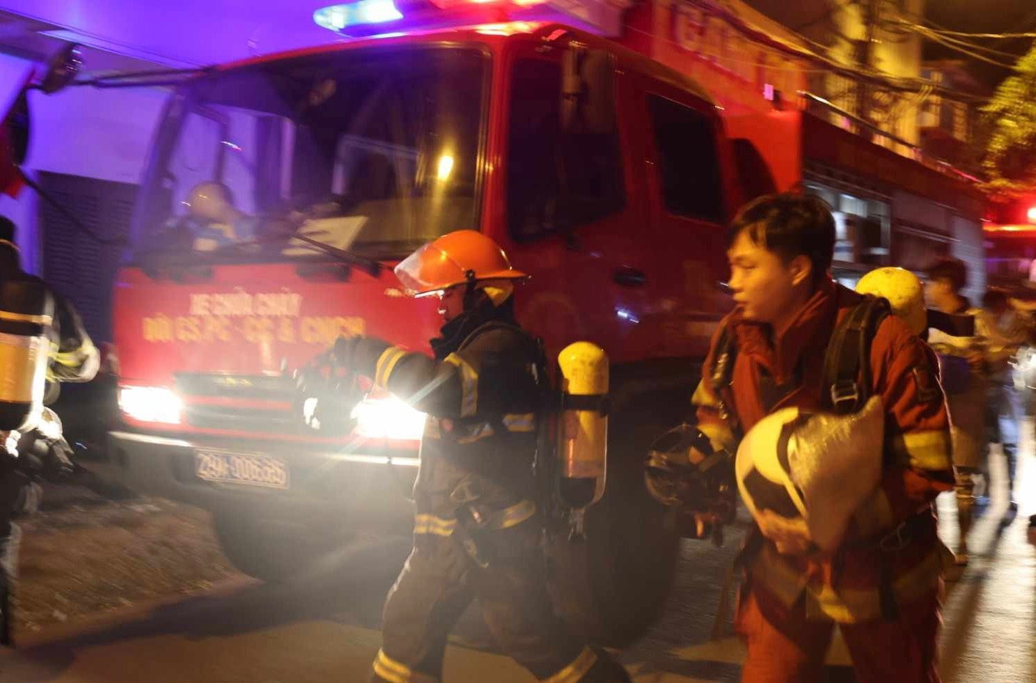  Lực lượng chức năng tiếp cận hiện trường vụ cháy chung cư mini tại Hà Nội
