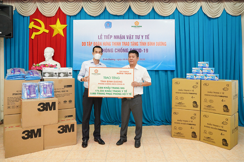 Ông Cao Minh Hiếu - Thành viên HĐQT Tập đoàn Hưng Thịnh, kiêm Phó Tổng Giám đốc Hưng Thịnh Land (phía bên trái)trao tặng các vật tư y tế cho đại diện Sở Y tế tỉnh Bình Dương