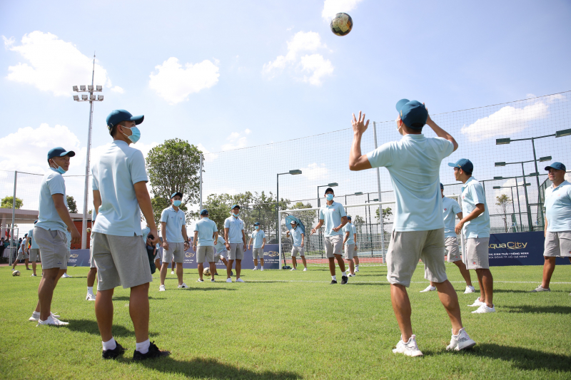 Ban huấn luyện và các cầu thủ Saigon FC – đội bóng đang dẫn đầu bảng xếp hạng V-League 2020 – đến tham quan Aqua City, chứng kiến nghi thức động thổ và trải nghiệm sân bóng đá tại dự án