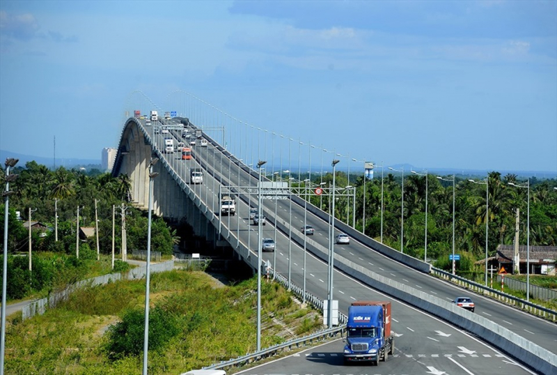 Còn mạng lưới giao thông kết nối liên vùng có điểm nhất là tuyến cao tốc TPHCM – Long Thành – Dầu Giây có 4 làn hiện hữu và sắp tới sẽ được mở rộng lên 8 làn xe.