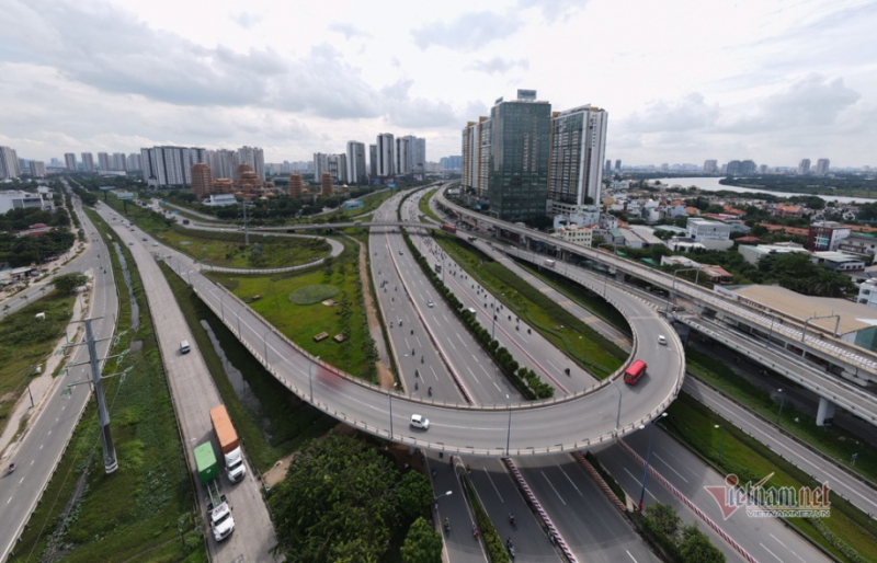 Xa lộ Hà Nội và quốc lộ 1 dài 15,7 km đang được mở rộng 12-16 làn xe, tổng vốn hơn 4.900 tỷ đồng, hiện hoàn thành khoảng 80%