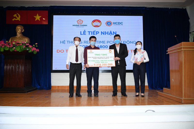 Ông Nguyễn Nam Hiền – Phó Tổng Giám đốc Tập đoàn Hưng Thịnh trao tặng hệ thống máy xét nghiệm tự động Real-time PCR