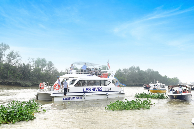 Khách hàng thích thú trải nghiệm cung đường sông từ Sài Gòn đến dự án Aqua City