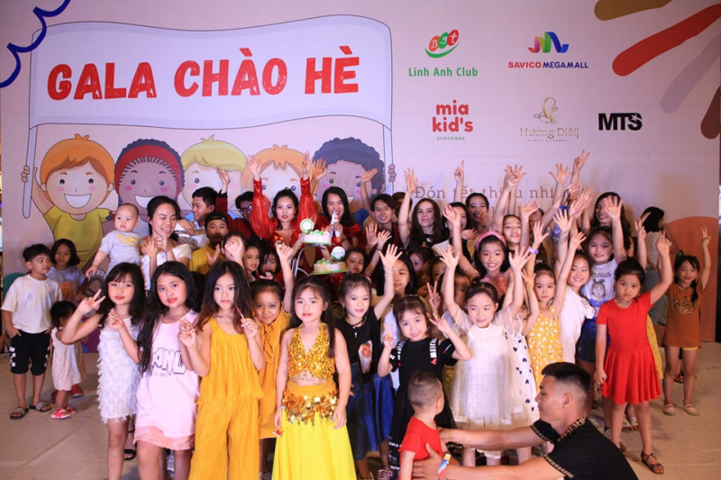 Các bạn nhỏ biểu diễn tại Gala chào hè của CLB Linh Anh