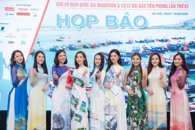 Các người đẹp cùng diện áo dài nằm trong bộ sưu tập ‘Xanh màu hy vọng’ do Ngọc Hân thiết kế và từng trình diễn tại nhiều sự kiện giao lưu văn hoá quốc tế