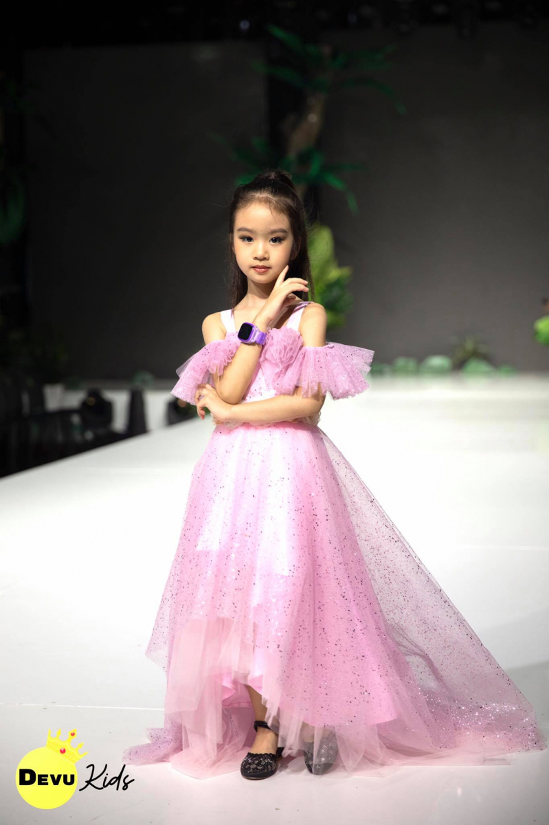 Sắc hồng phấn nhẹ nhàng được chọn làm gam màu chủ đạo cho chiếc váy công chúa