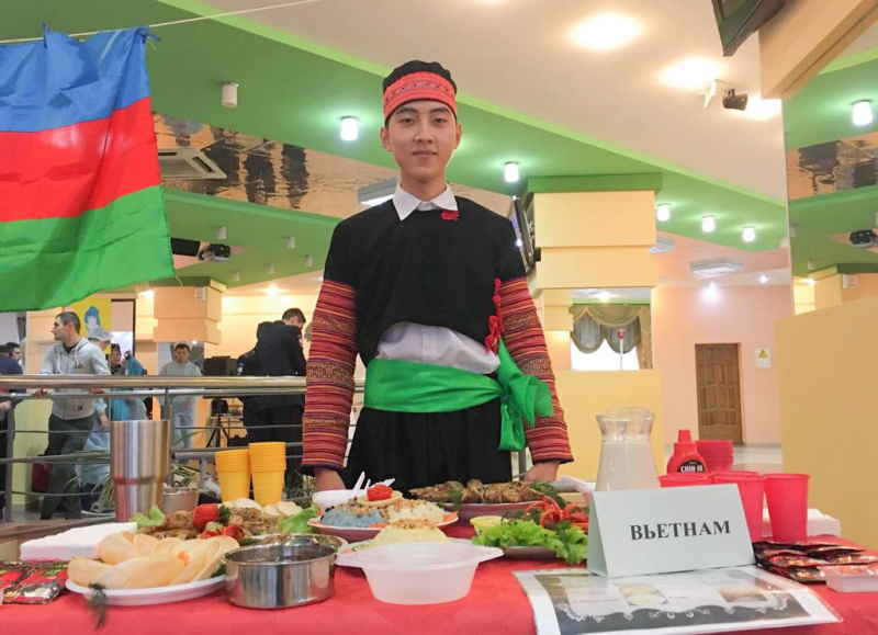 Vì Minh Đức khoác lên mình bộ quần áo dân tộc Mông để quảng bá nét đẹp bản sắc văn hóa Việt với bạn bè quốc tế trong Lễ hội văn hóa các quốc gia tại Học viện Volgograd Bộ Nội vụ Liên bang Nga.