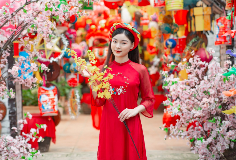 Diện trang phục áo dài, Á khôi Đỗ Thu Huyền tôn thêm vẻ đẹp nền nã của người con gái Việt Nam.