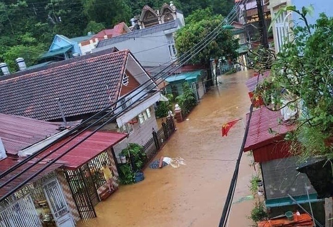 Nhiều tuyến đường ở Hà Giang bị ngập sâu. (Ảnh: Báo Tiền Phong)