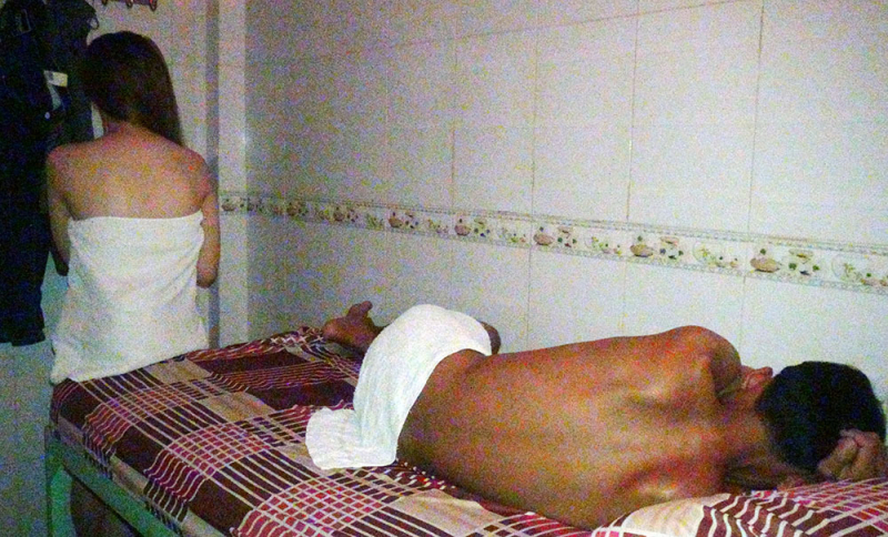 Nữ nhân viên massage bị bắt quả tang khi đang bán dâm. (Ảnh: Vietnamnet)