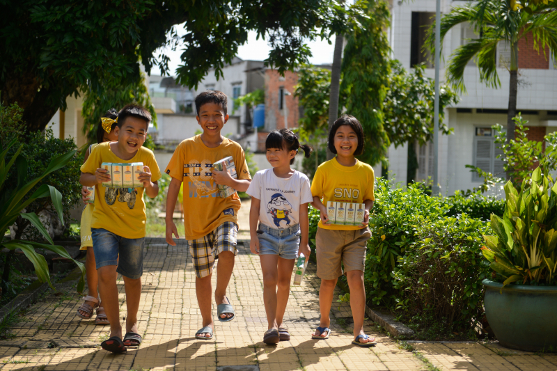 Không riêng gì Trang mà nhiều bạn nhỏ khác cũng hân hoan khi nhận sữa từ chương trình Quỹ sữa Vươn cao Việt Nam và công ty Vinamilk.